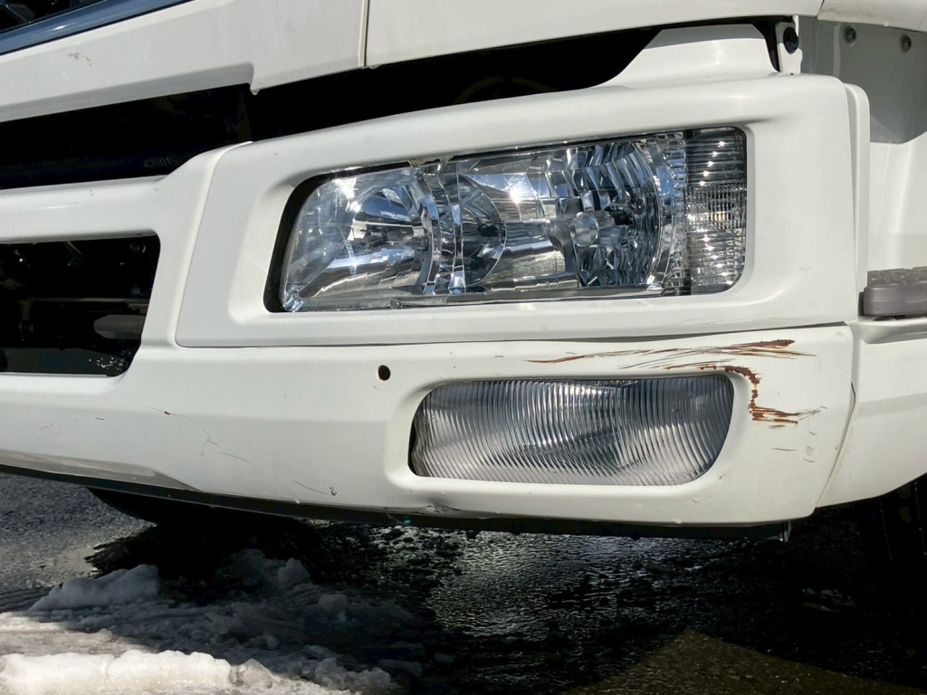 フロントバンパーにキズ・サビ・ヘコミがあります。|三菱 ファイター 2KG-FK62FYの写真24