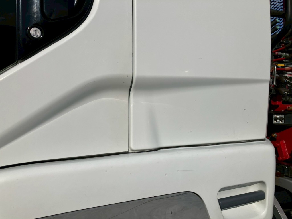 助手席側ドア・クォーターパネルにキズがあります。|三菱 ファイター 2KG-FK62FYの写真27