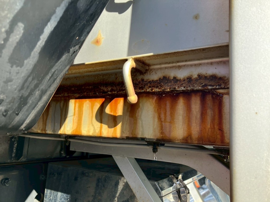 ボディー外側前壁にサビがあります。|三菱 ファイター 2KG-FK62FYの写真30