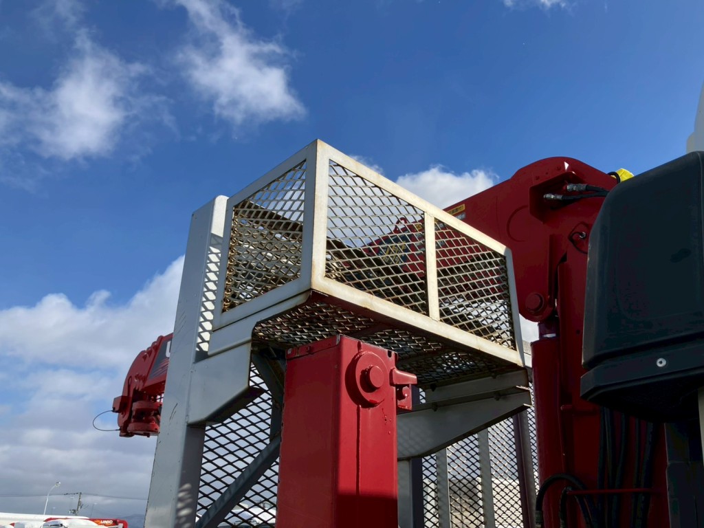 運転席側物入にサビがあります。|三菱 ファイター 2KG-FK62FYの写真40