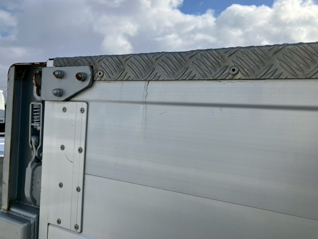 運転席側アオリにヘコミがあります。|三菱 ファイター 2KG-FK62FYの写真44