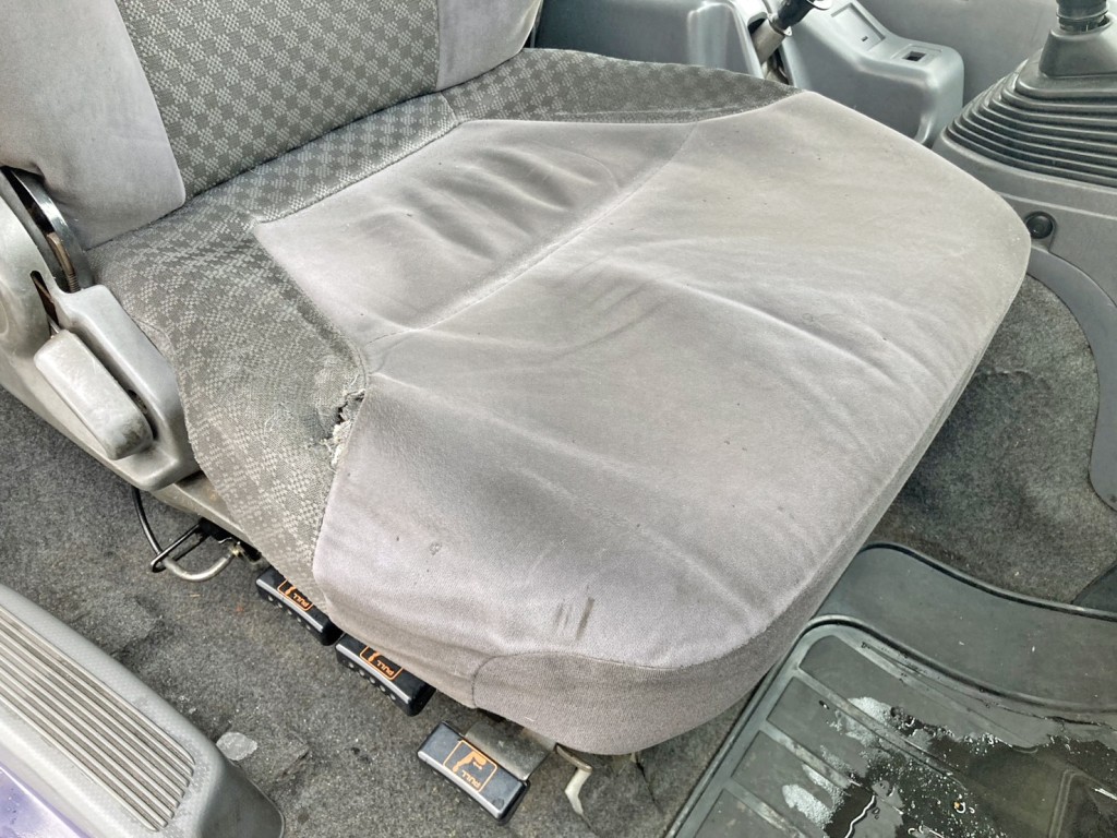 運転席座面にヘタリ・破れがあります。|いすゞ フォワード LKG-FVZ34U2の写真8