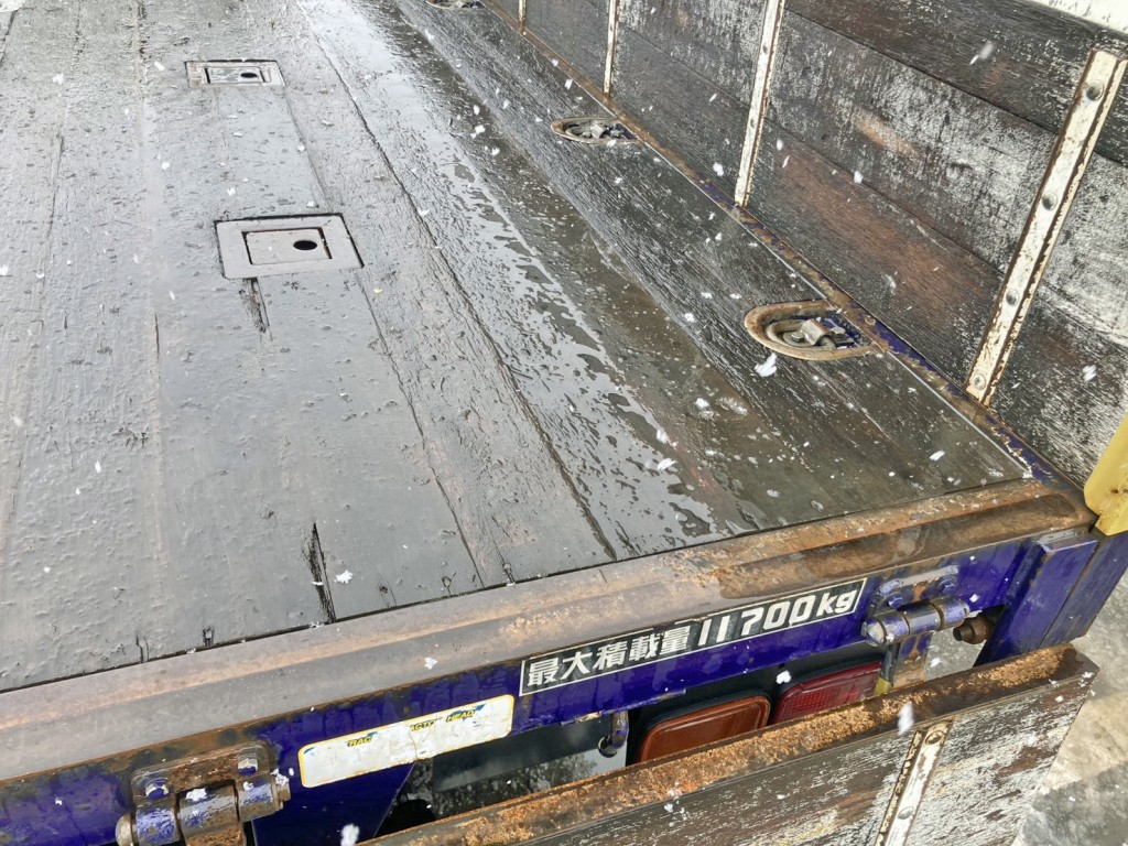 床板の所々に割れがあります。(後方)|いすゞ フォワード LKG-FVZ34U2の写真10