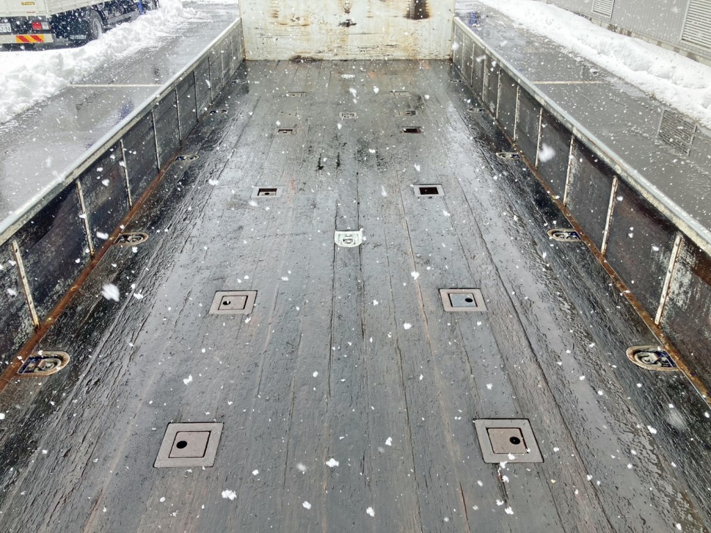 スタンション穴が6対付いています。|いすゞ フォワード LKG-FVZ34U2の写真11