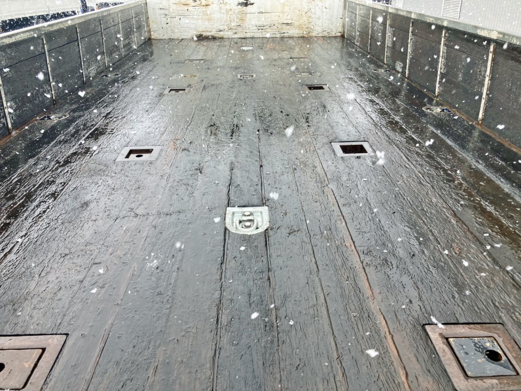 床板の所々に割れがあります。(中央)|いすゞ フォワード LKG-FVZ34U2の写真12