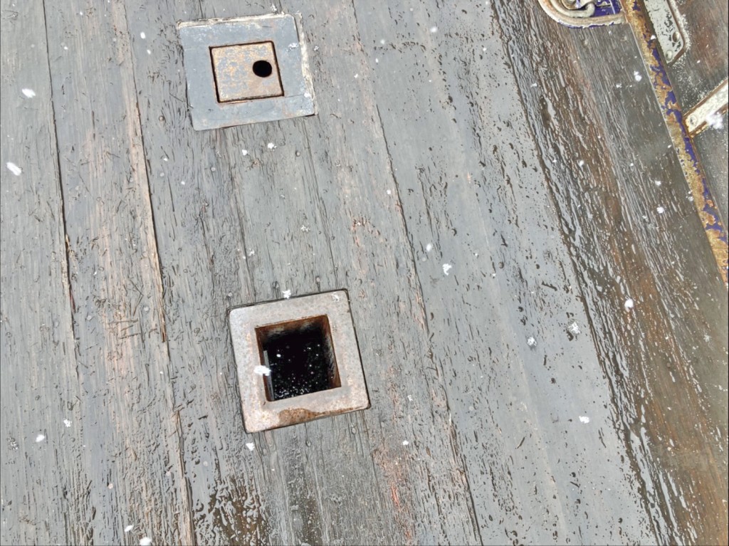 中央運転席側のスタンション穴は底がありません。|いすゞ フォワード LKG-FVZ34U2の写真13