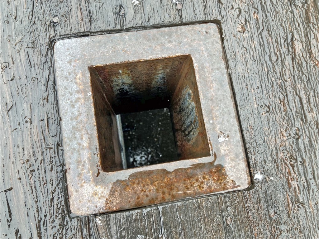 中央運転席側のスタンション穴は底がありません。(拡大図)|いすゞ フォワード LKG-FVZ34U2の写真14