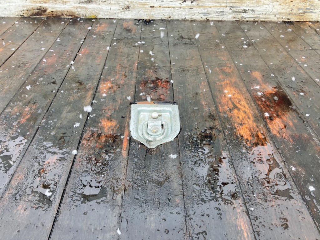 床板の所々に割れがあります。(前方)|いすゞ フォワード LKG-FVZ34U2の写真15