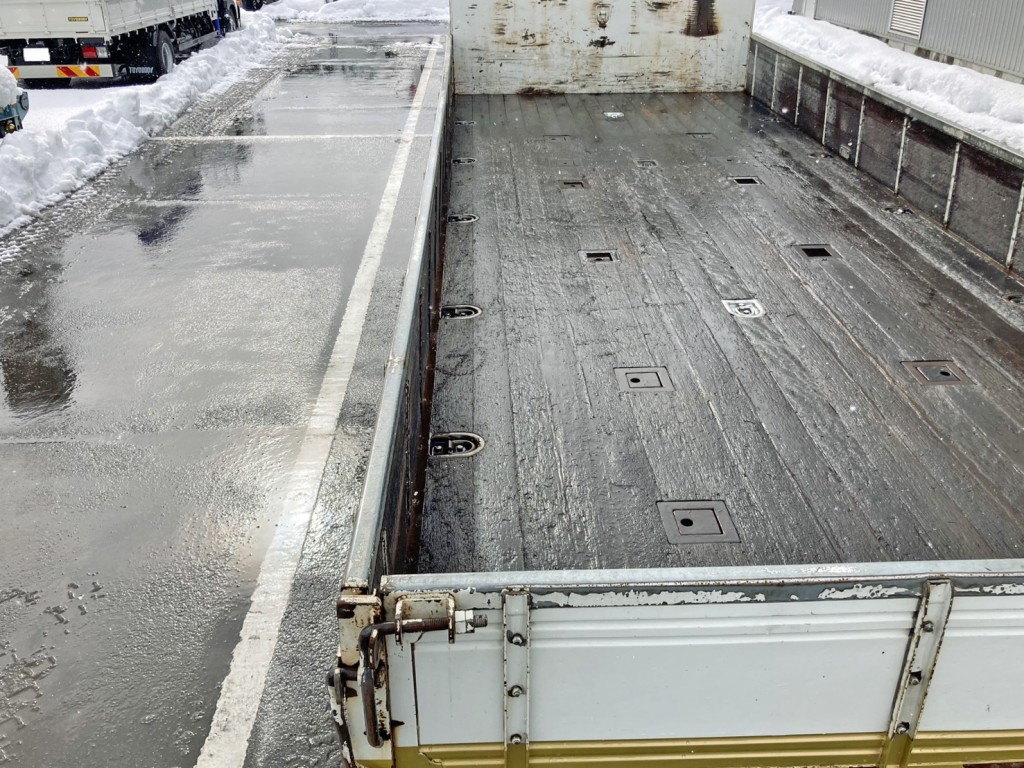 助手席側アオリに反りがあります。|いすゞ フォワード LKG-FVZ34U2の写真20