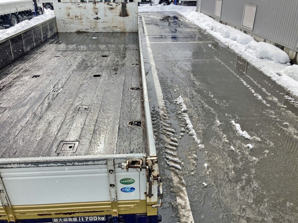 運転席側アオリに反りがあります。|いすゞ フォワード LKG-FVZ34U2の写真21