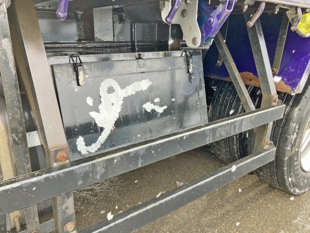 ボディー助手席側中央部に工具箱が付いています。|いすゞ フォワード LKG-FVZ34U2の写真22