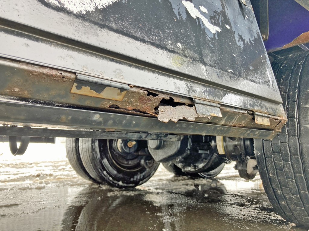 工具箱下部に腐食・穴あきがあります。|いすゞ フォワード LKG-FVZ34U2の写真23