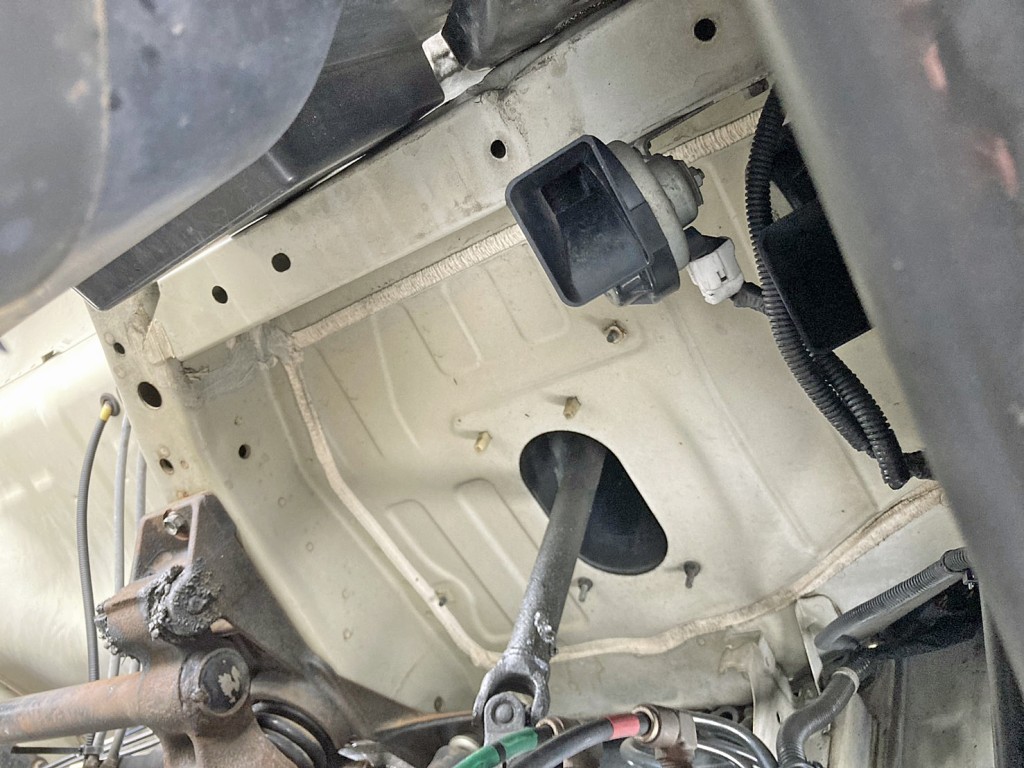 運転席側フロア裏メンバーに歪みがあります。|いすゞ フォワード LKG-FVZ34U2の写真24