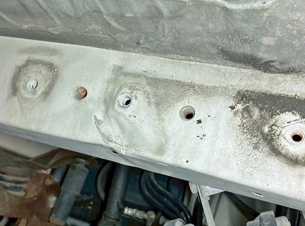 運転席側フロア裏メンバーに歪みがあります。(拡大図)|いすゞ フォワード LKG-FVZ34U2の写真25