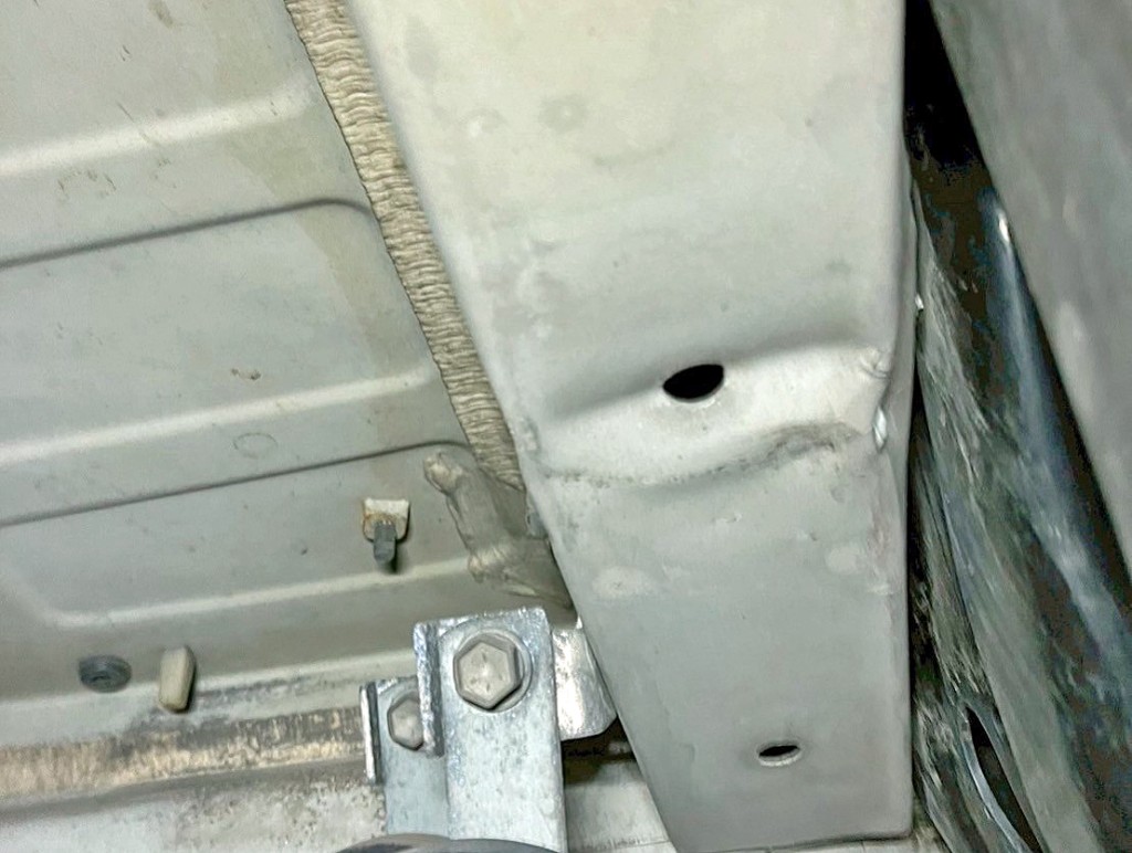 運転席側フロア裏メンバーに歪みがあります。(拡大図)|いすゞ フォワード LKG-FVZ34U2の写真26