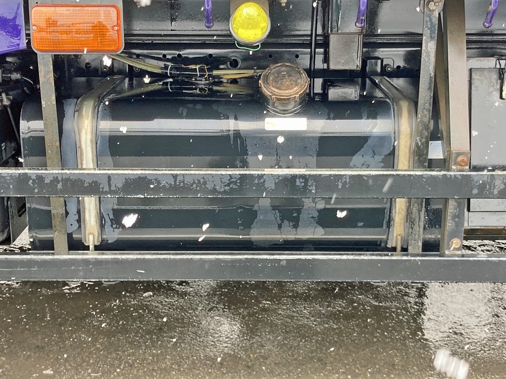 燃料タンクは200Lです。|いすゞ フォワード LKG-FVZ34U2の写真28