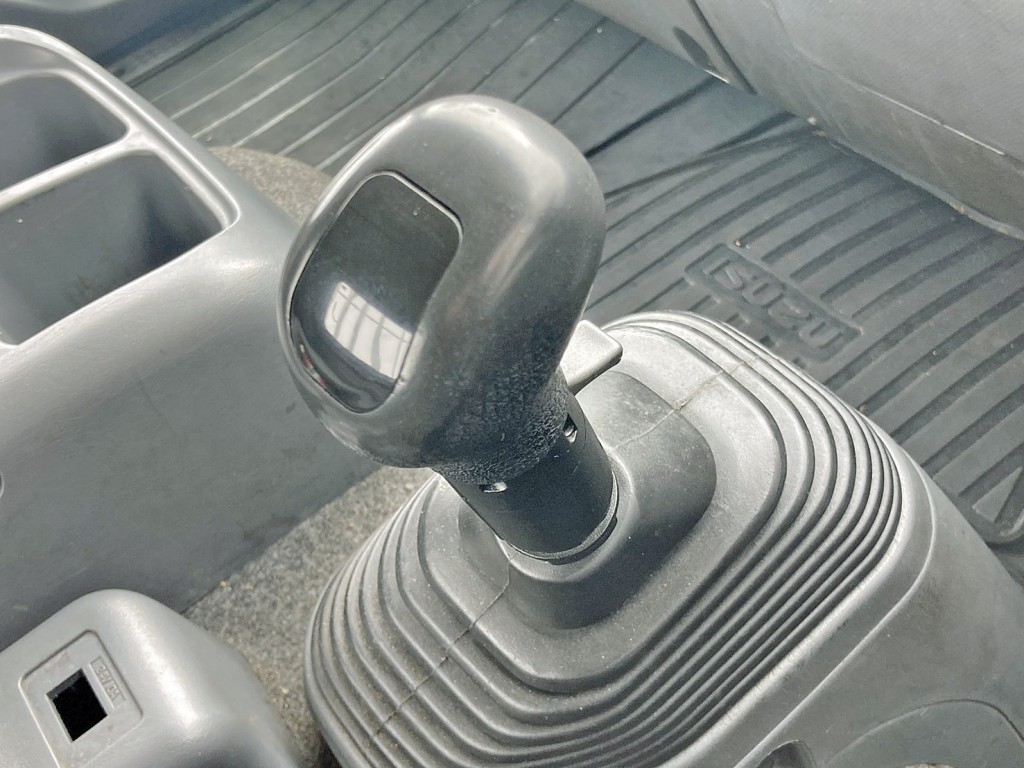 Low ⇔ High切り替えスイッチ付きのマニュアル10速です。|いすゞ フォワード LKG-FVZ34U2の写真32