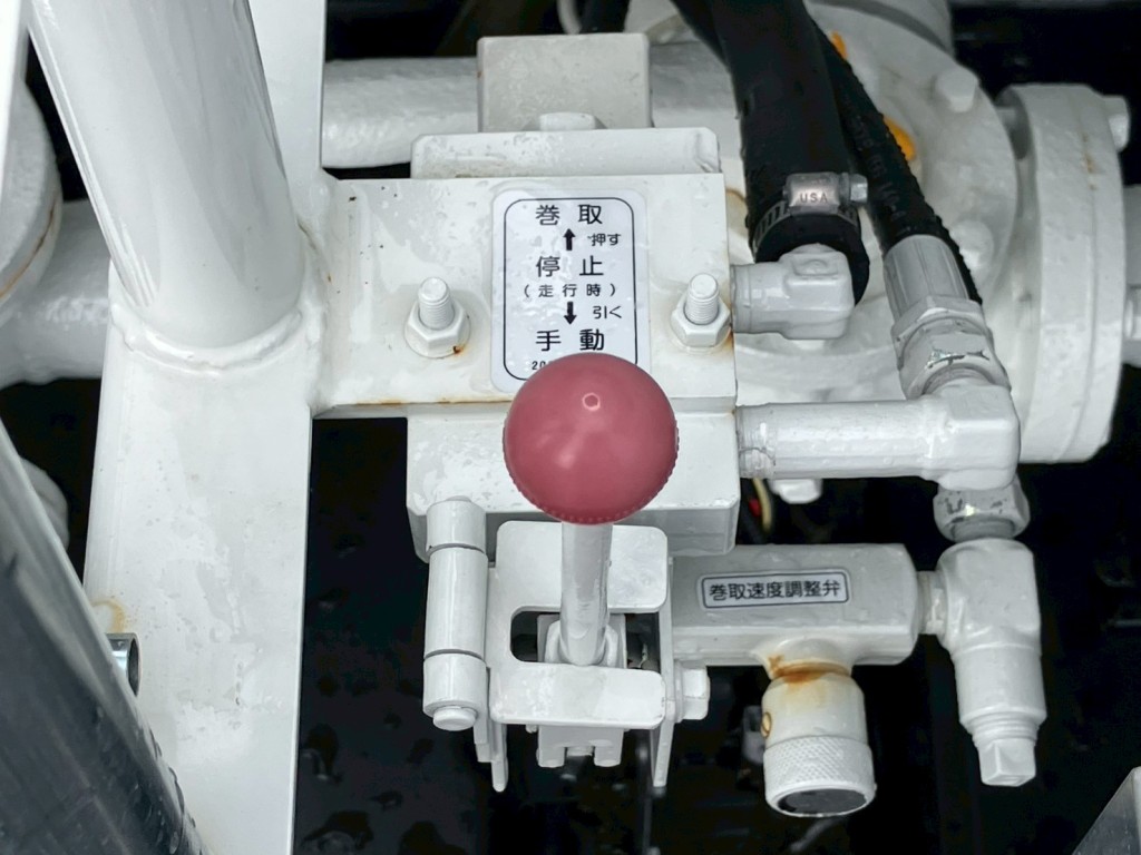 ホースリールの操作レバーです。|三菱 キャンター 2RG-FGA50(4WD)の写真17