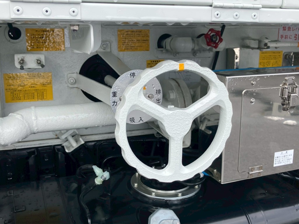 排出・吸入・重力の切り替えバルブです。|三菱 キャンター 2RG-FGA50(4WD)の写真20