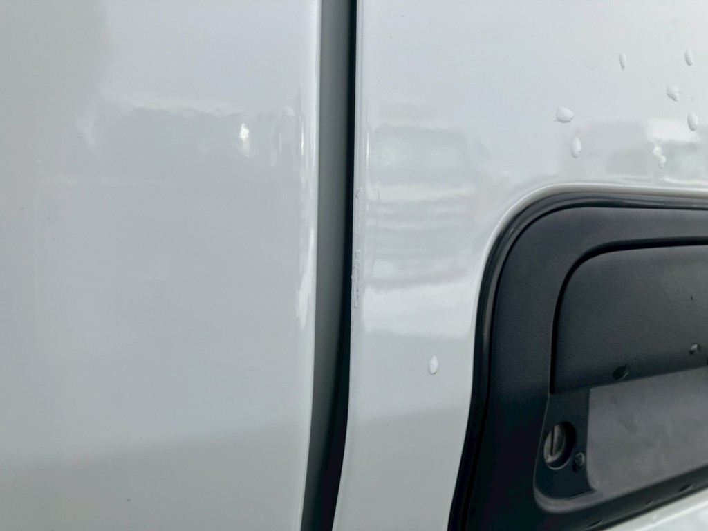 運転席側ドアにキズ・塗装跡があります。|三菱 キャンター 2RG-FGA50(4WD)の写真23