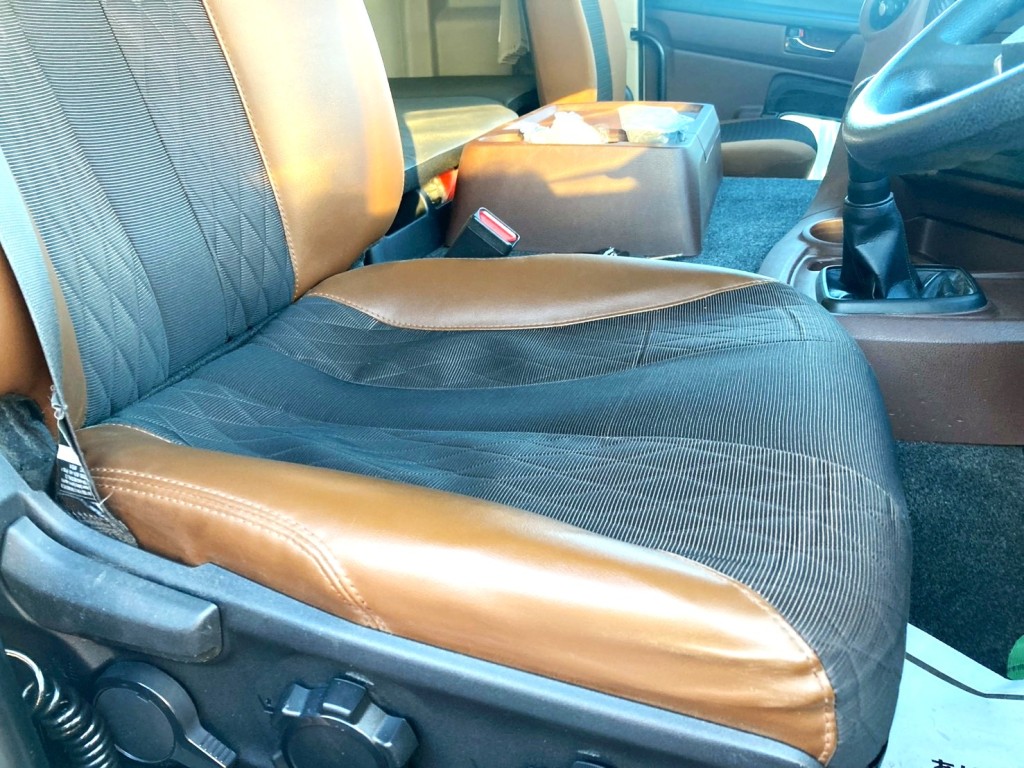 運転席座面ヘタリがあります。|日野 プロフィア 2DG-FS1AHCの写真7