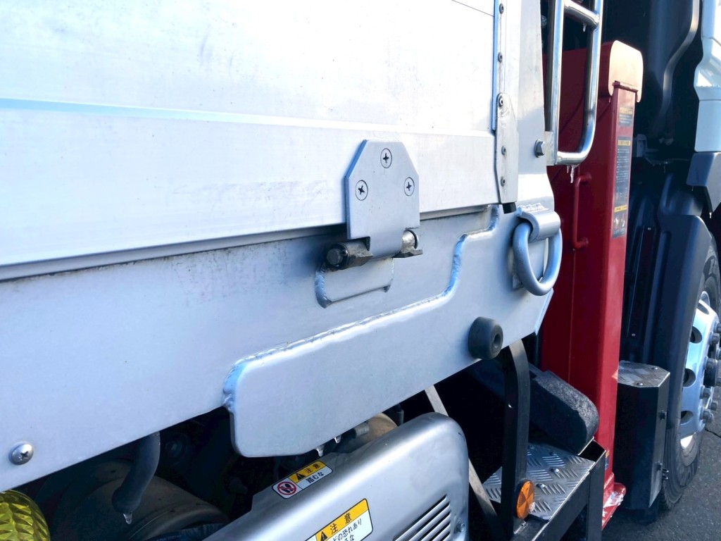 運転席側アオリ丁番の1番目が破損しています。|日野 プロフィア 2DG-FS1AHCの写真13
