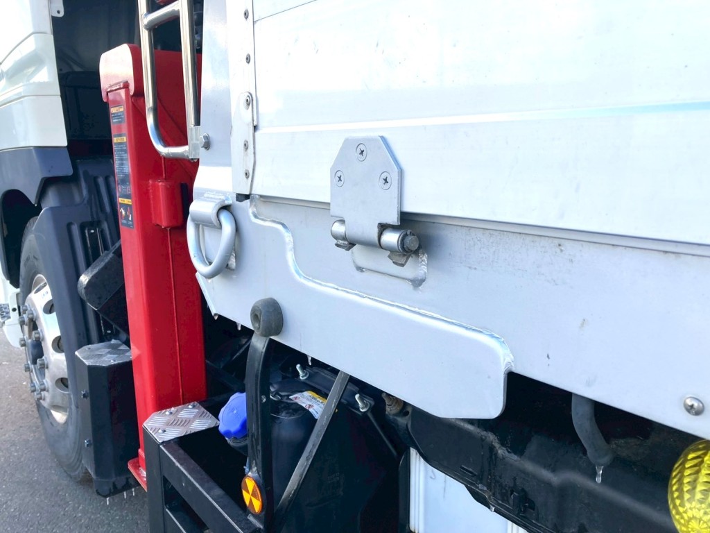 助手席側アオリ丁番の1番目が破損しています。|日野 プロフィア 2DG-FS1AHCの写真14