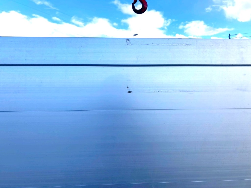 運転席側アオリ中央にキズがあります。|日野 プロフィア 2DG-FS1AHCの写真15