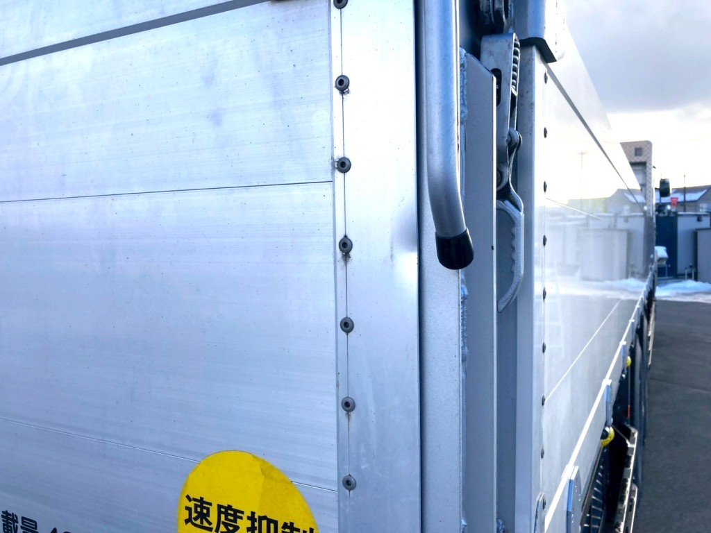 リヤアオリ運転席側にヘコミがあります。|日野 プロフィア 2DG-FS1AHCの写真19