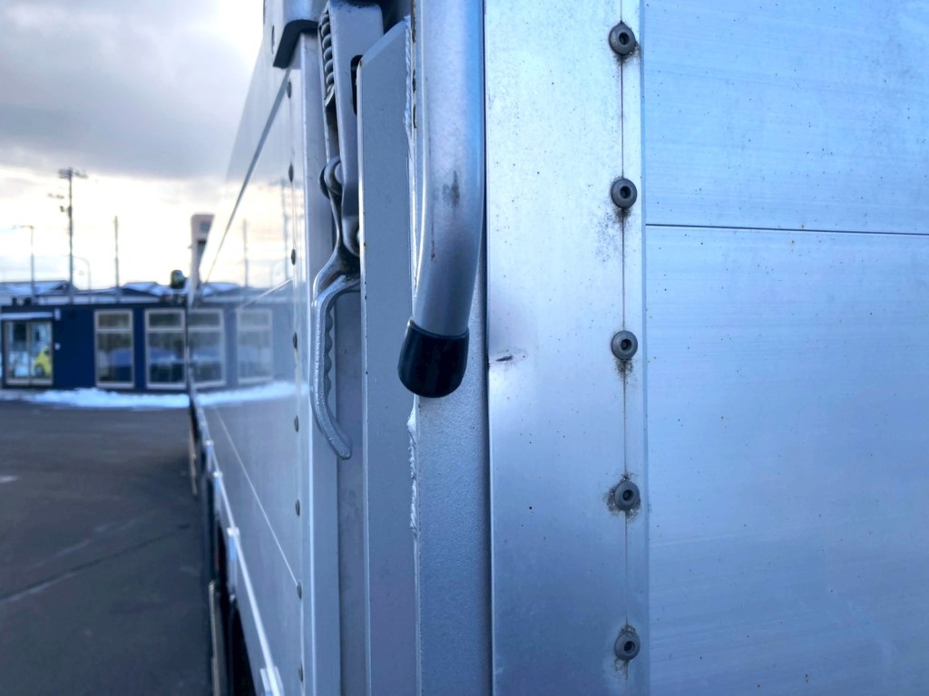 リヤアオリ助手席側にヘコミがあります。|日野 プロフィア 2DG-FS1AHCの写真20