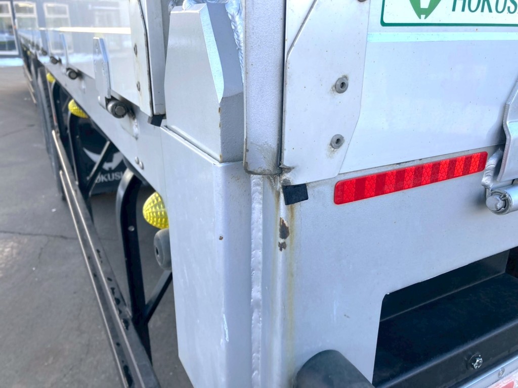 リヤアオリ助手席側下部にサビ・曲がりがあります。|日野 プロフィア 2DG-FS1AHCの写真21