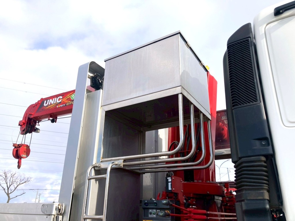 運転席側プロテクタ前側に工具箱が付いています。|日野 プロフィア 2DG-FS1AHCの写真24