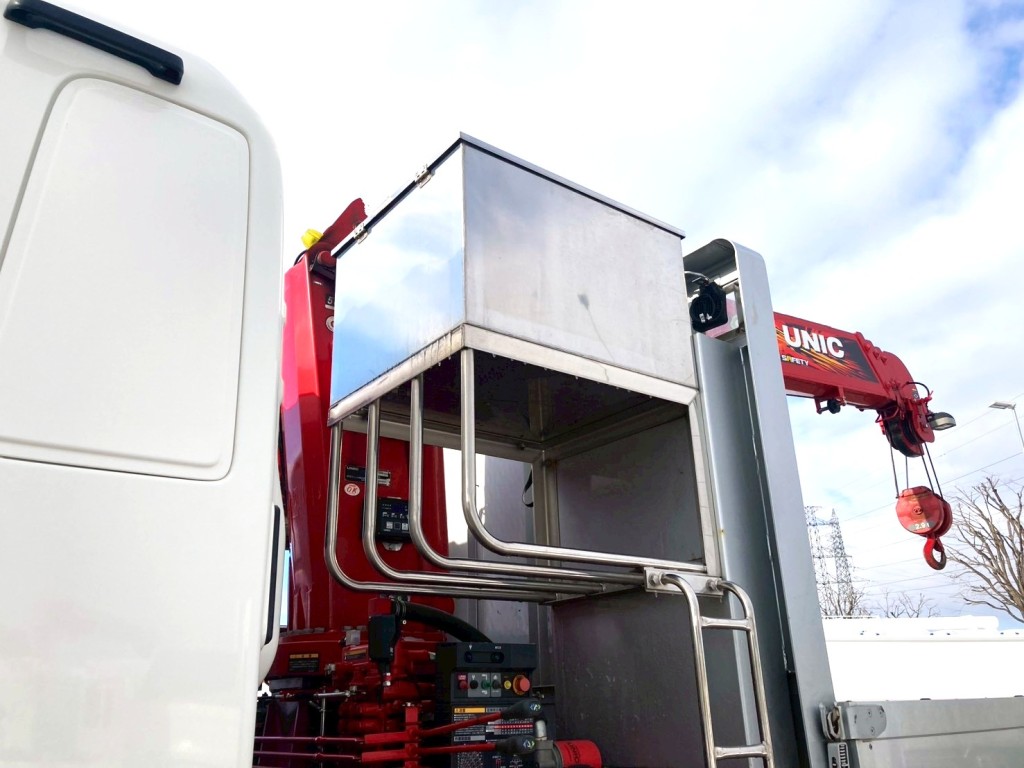 助手席側プロテクタ前側に工具箱が付いています。|日野 プロフィア 2DG-FS1AHCの写真25