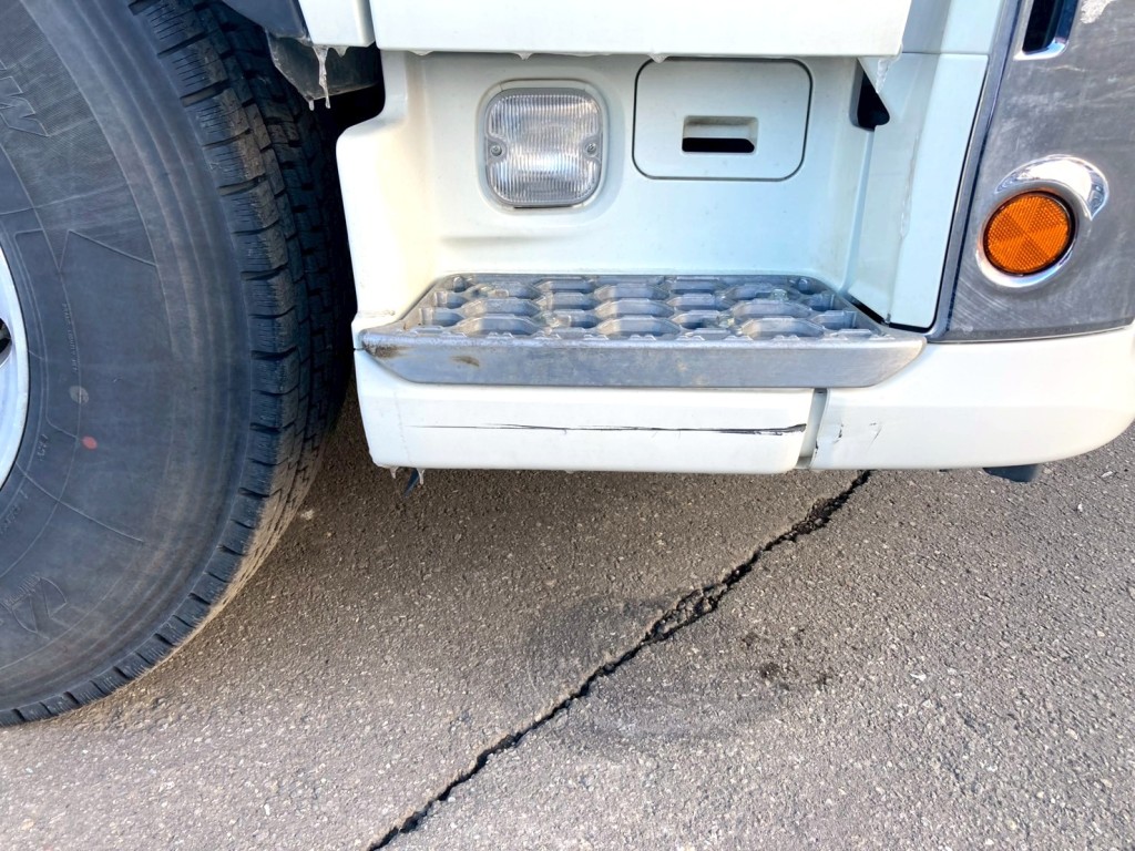 運転席側ステップに引きキズがあります。|日野 プロフィア 2DG-FS1AHCの写真31