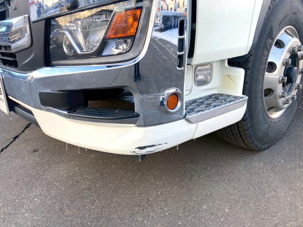 助手席側フロントバンパー側面にヘコミ傷があります。|日野 プロフィア 2DG-FS1AHCの写真32