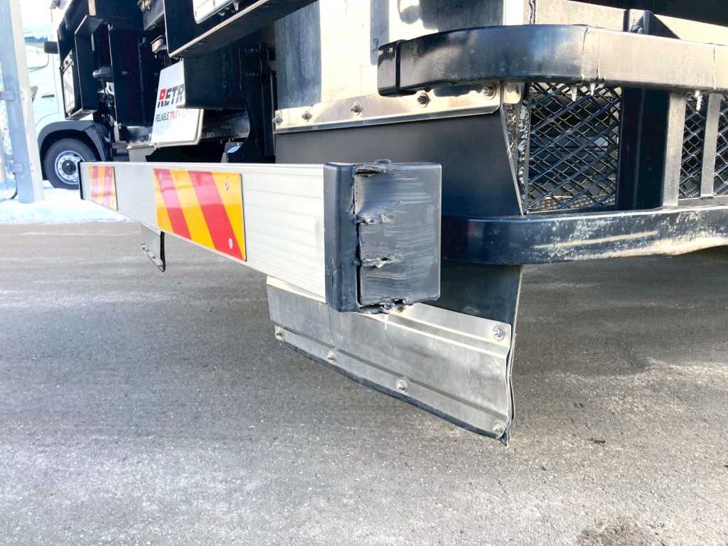 リヤバンパー運転席側のカバーに破れがあります。|日野 プロフィア 2DG-FS1AHCの写真33