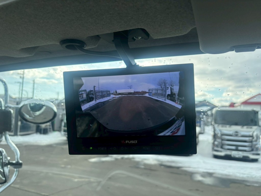 液晶バックモニター付きです。|三菱 ファイター 2KG-FK72F(2WD)の写真18