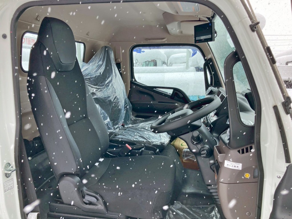 乗車定員は3名です。|三菱 キャンター 2RG-FEB50(2WD)の写真7
