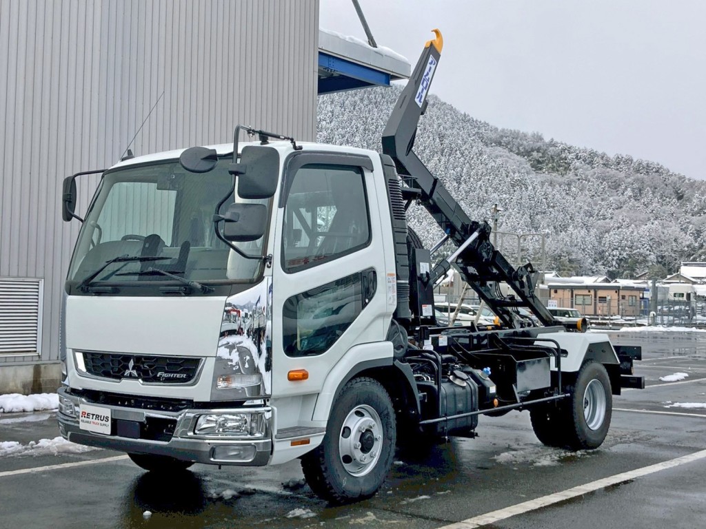 フロント周り、メッキパーツで飾っています。|三菱 ファイター 2KG-FK72F(2WD)の写真1