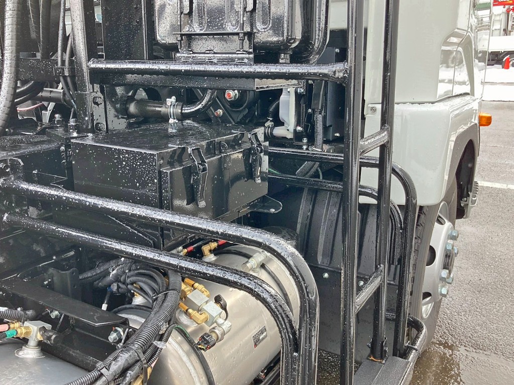 つい立運転席側に工具箱が付いています。|三菱 ファイター 2KG-FK72F(2WD)の写真10