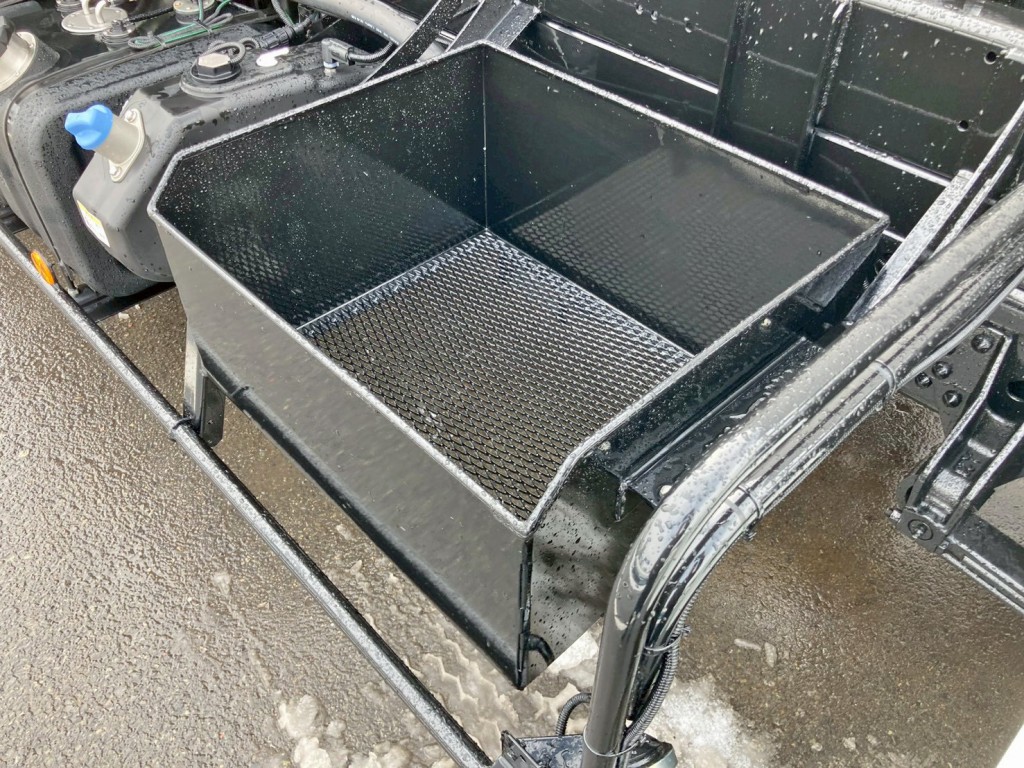 助手席側にりん木入れが付いています。|三菱 ファイター 2KG-FK72F(2WD)の写真12