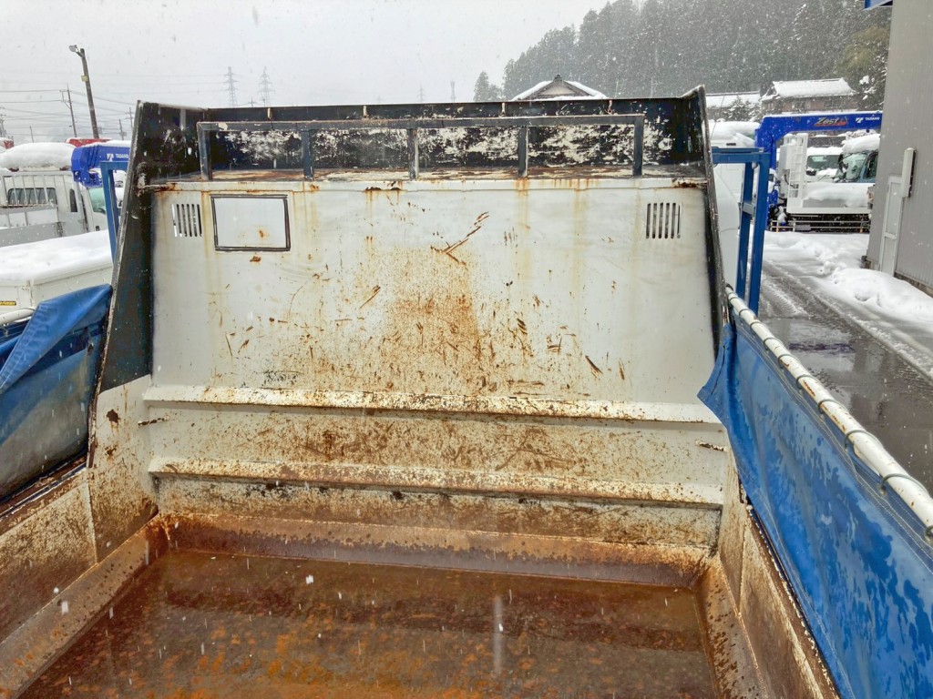 プロテクター下部はアングル加工されています。|UDトラックス クオン QKG-CW5XLの写真11