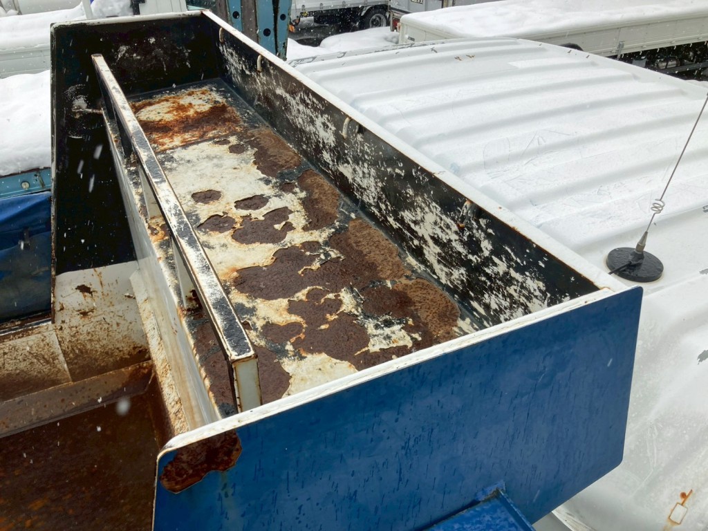 シートデッキにサビがあります。|UDトラックス クオン QKG-CW5XLの写真12