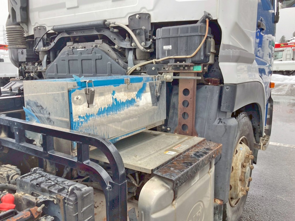 運転席側にステンレス製の工具箱が付いています。|UDトラックス クオン QKG-CW5XLの写真20