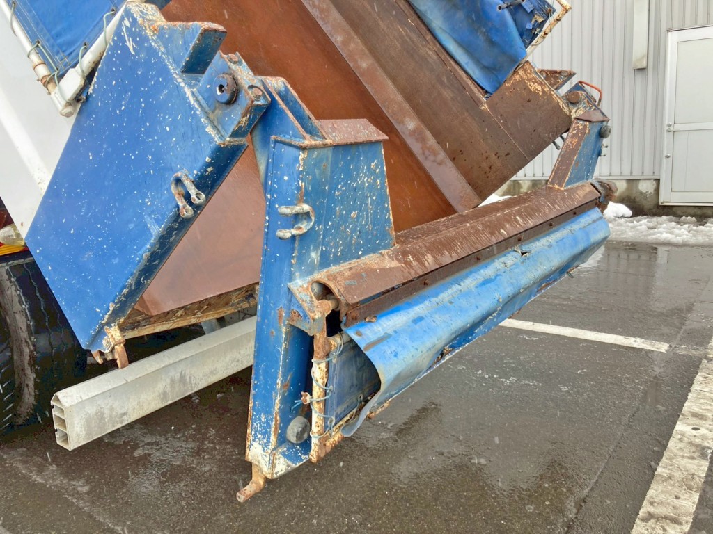 リヤコボレーンを開いた状態です。(助手席側にU字フックが付いています)|UDトラックス クオン QKG-CW5XLの写真24