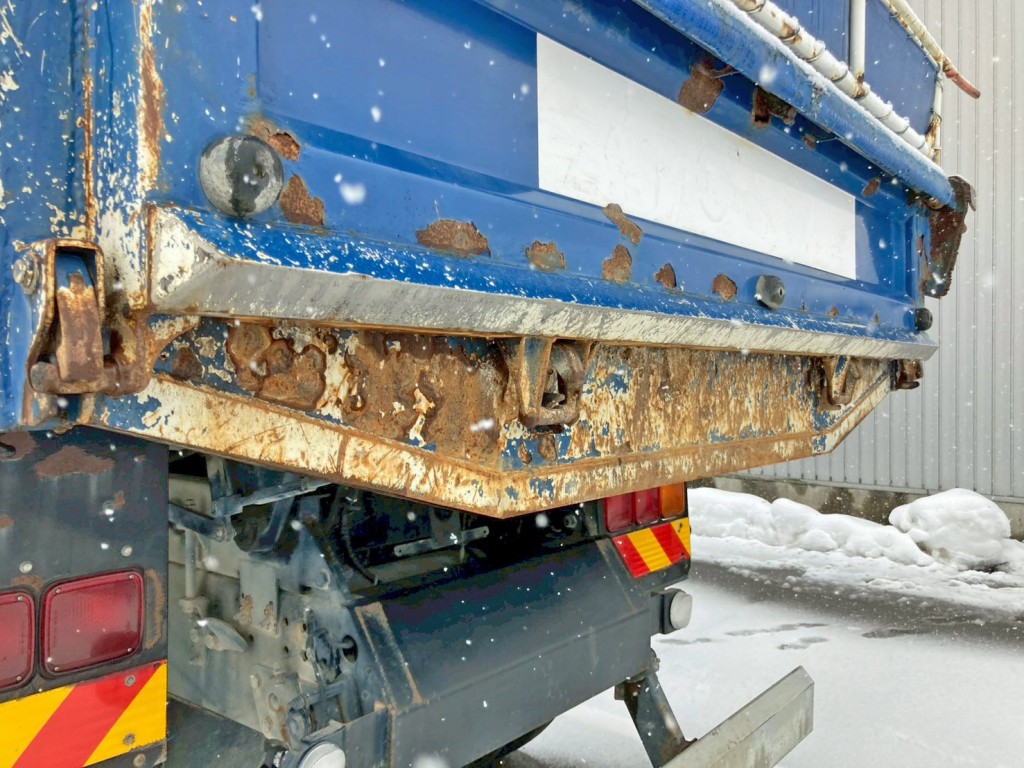 リヤゲート下部はアングル加工されています。(リヤレール全体にサビがあります)|UDトラックス クオン QKG-CW5XLの写真27