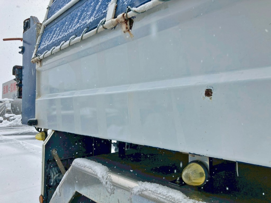 運転席側アオリ後方にサビがあります。|UDトラックス クオン QKG-CW5XLの写真28