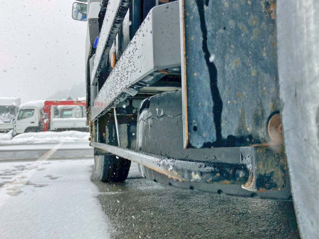 助手席側サイドバンパーに少々曲がりがあります。|UDトラックス クオン QKG-CW5XLの写真29