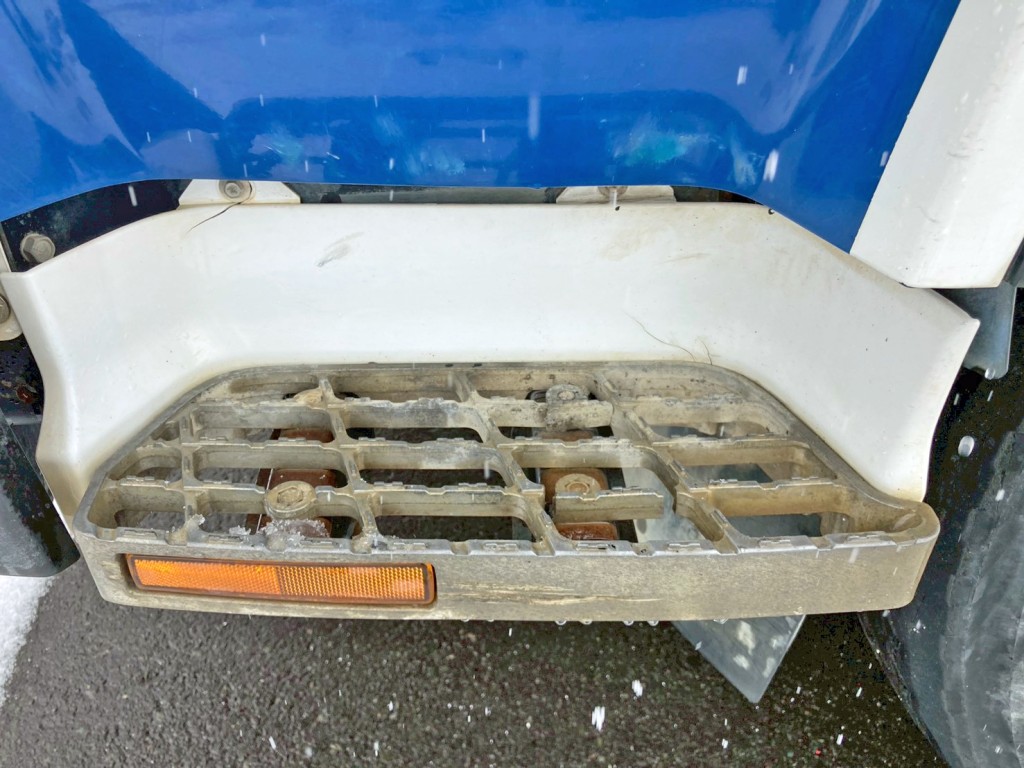 助手席側ステップカバーに割れがあります。|UDトラックス クオン QKG-CW5XLの写真31