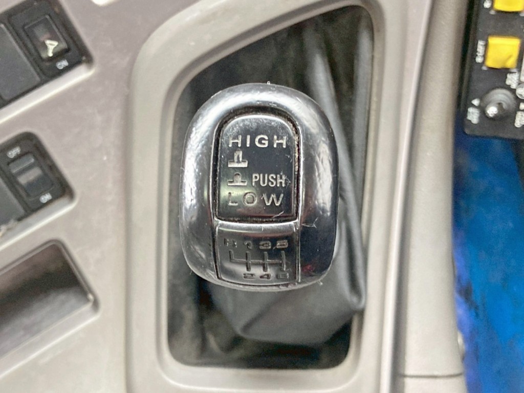 Low ⇔ High切り替えスイッチ付きのマニュアル12速です。|UDトラックス クオン QKG-CW5XLの写真36